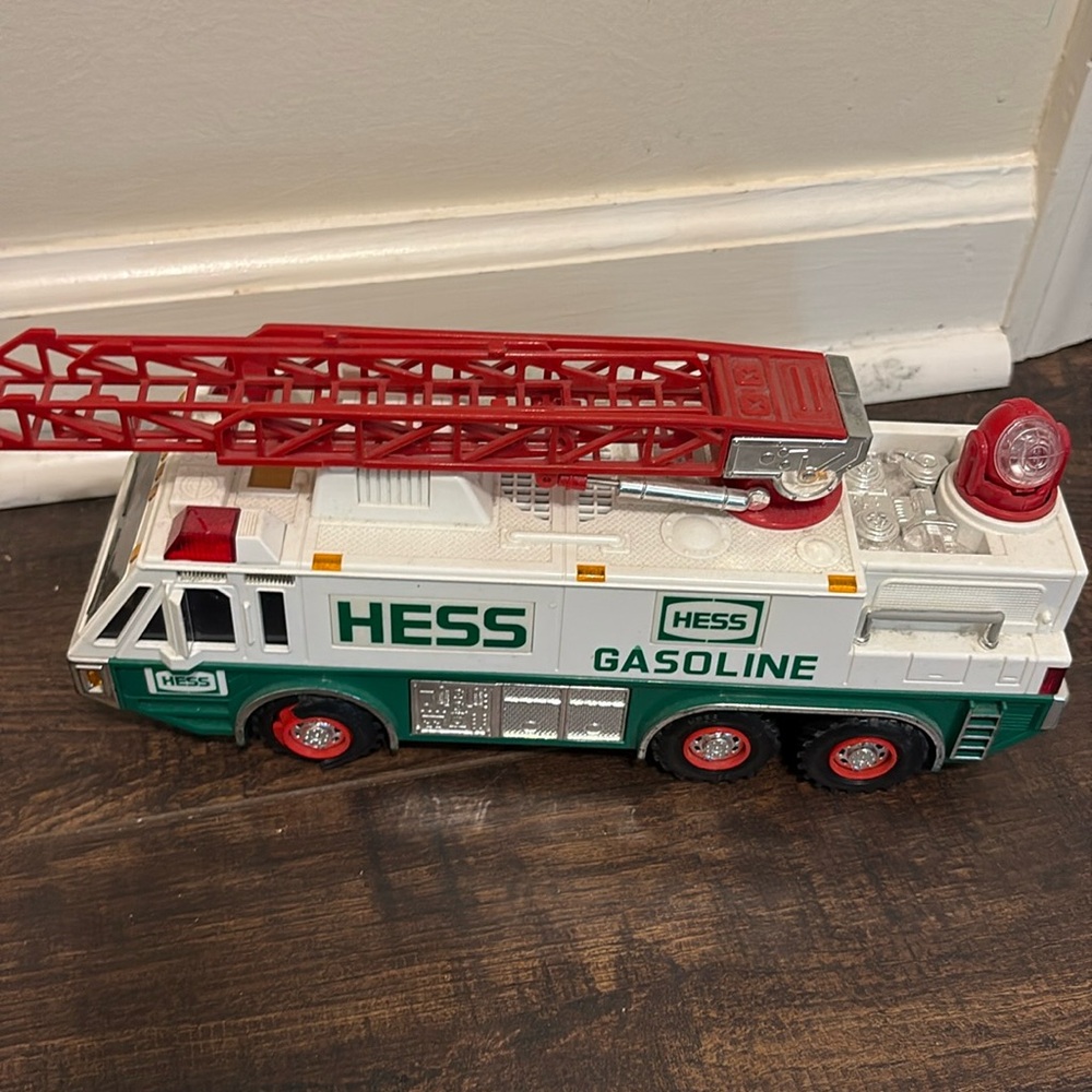 1996 HESS EMERGENCY TRUCK NEW COLLECTIBLE TOYS